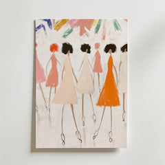 Bozetto Circle of Sisters Poster föreställer sex abstrakta kvinnor med mörkt hår i klänningar, som håller varandra i handen och promenerar, mot djärva flerfärgade penseldrag - tryckt på FSC-certifierat premiumpapper, perfekt för en levande inredning.
