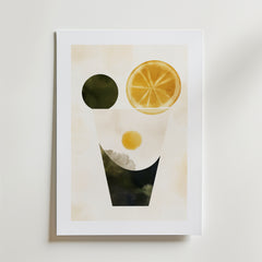 Bitters & Brights Poster by Bozetto föreställer ett geometriskt glas, en abstrakt citronskiva och en oliv på premiumpapper med en ljus, neutral bakgrund. FSC-certifierad för ett hållbart val.