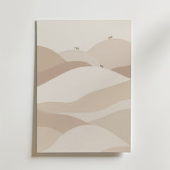 Postern Quiet Journey Poster by Bozetto föreställer minimalistiska sandbeige och gräddfärgade kullar med tre små hästar, tryckt på FSC-certifierat premiumpapper med en lyxig matt finish för ett lugnt och fridfullt intryck.