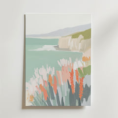 Bozetto's Field of Wildflowers Poster, tryckt på premiumpapper, har en lugn kustscen med klippor, blågrönt vatten och blommande växter som ger lugn och blomsterfält-inspirerad charm till alla rum.