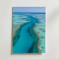 Turquoise Stream Poster by Bozetto har en fantastisk flygbild av ett turkosfärgat korallrev i klarblått vatten, tryckt på FSC-certifierat premiumpapper med en lyxigt matt yta som förstärker levande blå och gröna gradienter.