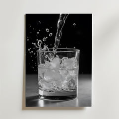 Ice Cold Water Splash Poster från Bozetto fångar is och vatten som stänker i svartvitt, tryckt på premiumpapper - ett slående konstverk för alla utrymmen.