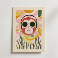 Bozetto Banana Life Poster visar en apa i hörlurar, runda solglasögon och randig skjorta som håller i en banan. Bland abstrakta former och bananer är den tryckt på premiumpapper med lyxigt matt yta.