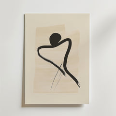 Bozetto Dynamic Figure Poster visar en djärv svart böjd linje som bildar en stiliserad människofigur med välvd rygg på en beige, penselströdd bakgrund, monterad på en ljus vägg.