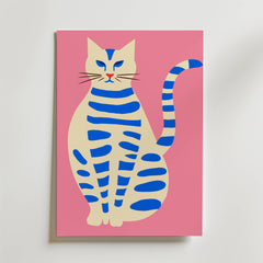 Blue Striped Cat Poster från Bozetto föreställer en krämfärgad katt med blå ränder som sitter upprätt med en alert blick och lång svans på en rosa bakgrund - perfekt för att addera skandinavisk stil till din inredning.