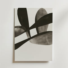 Bozetto's Abstract Leaves Art Poster har överlappande svarta och grå organiska former på vit botten, tryckt på premiumpapper. Denna moderna, minimalistiska poster ger unik väggkonst till alla utrymmen och visas fotograferad mot en ljus vägg.