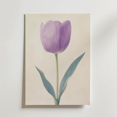 Poster Purple tulip Poster by Bozetto visar en minimalistisk enkel blomma med gröna blad på beige, uppsatt på en vit vägg. Tryckt på FSC-certifierat premiumpapper med lyxig matt yta för en elegant look.