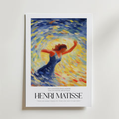 Bozetto Tourbillon de Joie Matisse Poster har en livfull målning av en kvinna i blå klänning som dansar bland virvlande gula, blå och orangea streck, med Henri Matisses namn och ett inspirerande blomcitat - perfekt för en glad inredning.