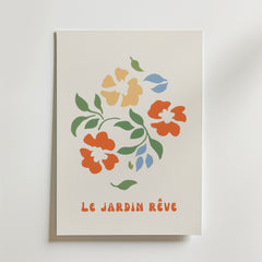 Le Jardin Réve No.2 Poster by Bozetto är ett minimalistiskt konsttryck med orange och gula blommor, gröna och blå blad på cremefärgat premiumpapper. "LE JARDIN RÊVE" i orange fransk text finns längst ner.