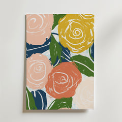 Lys upp ditt rum med Floral Harmony Poster från Bozetto - en livfull abstrakt av rosa, gula och orange rosor med gröna blad och virvlande penseldrag på vit botten som skapar en harmonisk atmosfär i alla rum.