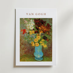 Bozetto Van Gogh Vase With Daisies And Anemones Poster föreställer vackra blommor i en blå vas, vilket gör den till ett perfekt konstverk för konstposterfans.