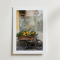 Lemons in Sicily Poster by Bozetto föreställer en vintage cykel med citroner och grönska, tryckt på FSC-certifierat premiumpapper med lyxigt matt yta - perfekt för att få medelhavscharm till ditt hem.