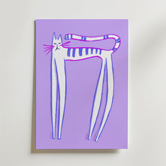 Affischen Stretching Cat Poster från Bozetto föreställer en lång, tunn vit katt med lila ränder som lekfullt poserar på ett lila fält, med kroppen i en nyckfull form och ett belåtet uttryck för en touch av humoristisk konst.