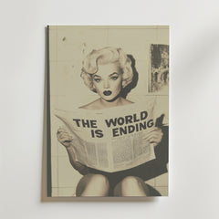 En kvinna med vintagehår och smink sitter i ett kaklat rum och håller i en "THE WORLD IS ENDING"-tidning. Denna svartvita Bozetto "The World is Ending Retro Poster" har en lyxig matt finish på FSC-certifierat premiumpapper.