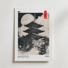 Bozetto Kyoto Temple Poster har en svartvit illustration av Kyotos pagod under fullmåne, moln och "KYOTO" nedanför, med en röd etikett med japansk text uppe till höger, vilket framhäver elegant österländsk estetik.