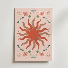 Solar Bloom Poster från Bozetto visar ett abstrakt solmotiv med vågiga strålar i jordnära rött och brunt, kantat av geometriska former och spiraler på en ljusbeige bakgrund - en kosmisk dans av former för ditt rum.