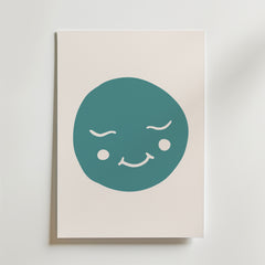 Smiling Moon Face Poster från Bozetto har en minimalistisk blågrön cirkel med en lekfull, leende måne och rosiga kinder på en ljusbeige bakgrund - perfekt för barnrum.