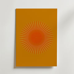 Bozetto Sunbeam Core Poster har en minimalistisk design i dämpad orange med en cirkel av ljus - en central solstråle med tunna strålar och prickar - som symboliserar kraft mot en solid bakgrund.