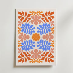 Rustic Floral Harmony Poster från Bozetto har ett livfullt arrangemang av orange, blå och rosa blad och kronblad på vitt, som bildar en retro, symmetrisk design som ger charm till alla ljusa väggar.