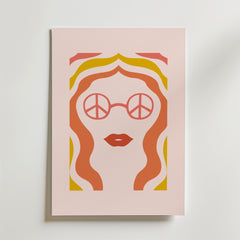 Bozetto Retro Sunglasses Lady Poster visar ett minimalistiskt retrokonstverk av en kvinnlig silhuett med vågigt orangegult hår, röda läppar och fredssymboliska runda glasögon på en ljusrosa bakgrund.