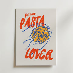 Full With Pasta Poster från Bozetto har en röd text med texten "full time PASTA LOVER" och en blå handritad bild av händer som håller gul pasta, vilket ger en färgstark touch till ditt kök.