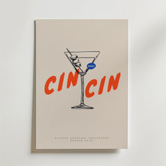 Bozetto Cin Cin Classic Collection Poster föreställer ett minimalistiskt martiniglas med oliv och fet röd CIN CIN text, perfekt som italiensk poster eller till ditt kök. "Classic Cocktail Collection Poster No. 01" visas längst ner.