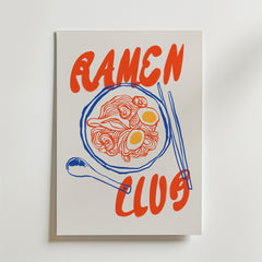 Ramen Club Poster by Bozetto visar en röd text med texten "Ramen Club" och en blå och orange linjeillustration av ramen med ägg, grönsaker, sked och ätpinnar på en vit bakgrund i kökstavla-stil.