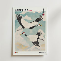 Bozetto Hokkaido Cranes Poster visar tranor i vintagestil som flyger mot en blå himmel med moln, en liten röd sol, japanska tecken och texten "Hokkaido Japan, Cranes" för en poetisk touch.