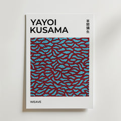 Bozetto Yayoi Kusama Red Weave Poster visar abstrakta röda och svarta vågiga linjer på en blå bakgrund med japansk text och "WEAVE" längst ner, tryckt på FSC-certifierat premiumpapper för en högkvalitativ finish.