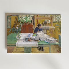 En kvinna syr vid ett grönt bord med linnedukar, tyg och en vas med vita blommor. Solbelysta fönster och vävverktyg omger henne i denna ljusa och luftiga scen från Carl Larsson Sewing Girl Poster av Bozetto.