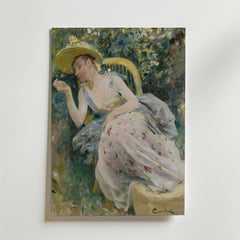 Bozetto "Carl Larsson Study for Rokoko Poster" föreställer en kvinna i bredbrättad hatt och pastellblommig klänning, sittande utomhus bland grönska och blommor, inspirerad av Carl Larssons romantiska stil.