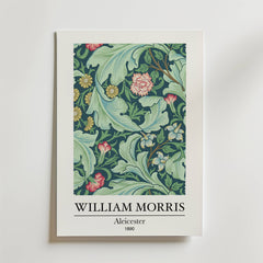 Bozetto William Morris Aleicester Poster visar ett naturmotiv med gröna blad och gulrosa blommor mot en ljus bakgrund. Texten nedan lyder: WILLIAM MORRIS, Aleicester, 1890.