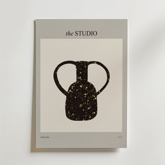 På omslaget till tidningen STUDIO visas Bozettos Hands Of Time Poster, som föreställer en abstrakt svart vas med två handtag och gula prickar, centrerad på en vit bakgrund med ljusgrå kant.