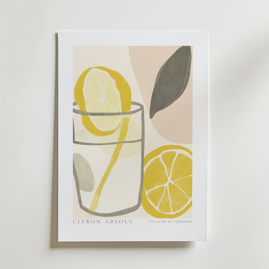Bozetto Citron Absolu Drink Poster föreställer ett minimalistiskt glas vatten med citronskivor, återgivet i abstrakta, dämpade pasteller på matt premiumpapper. Texten lyder "CITRON ABSOLU" och "l'or acide de l'éphémère".