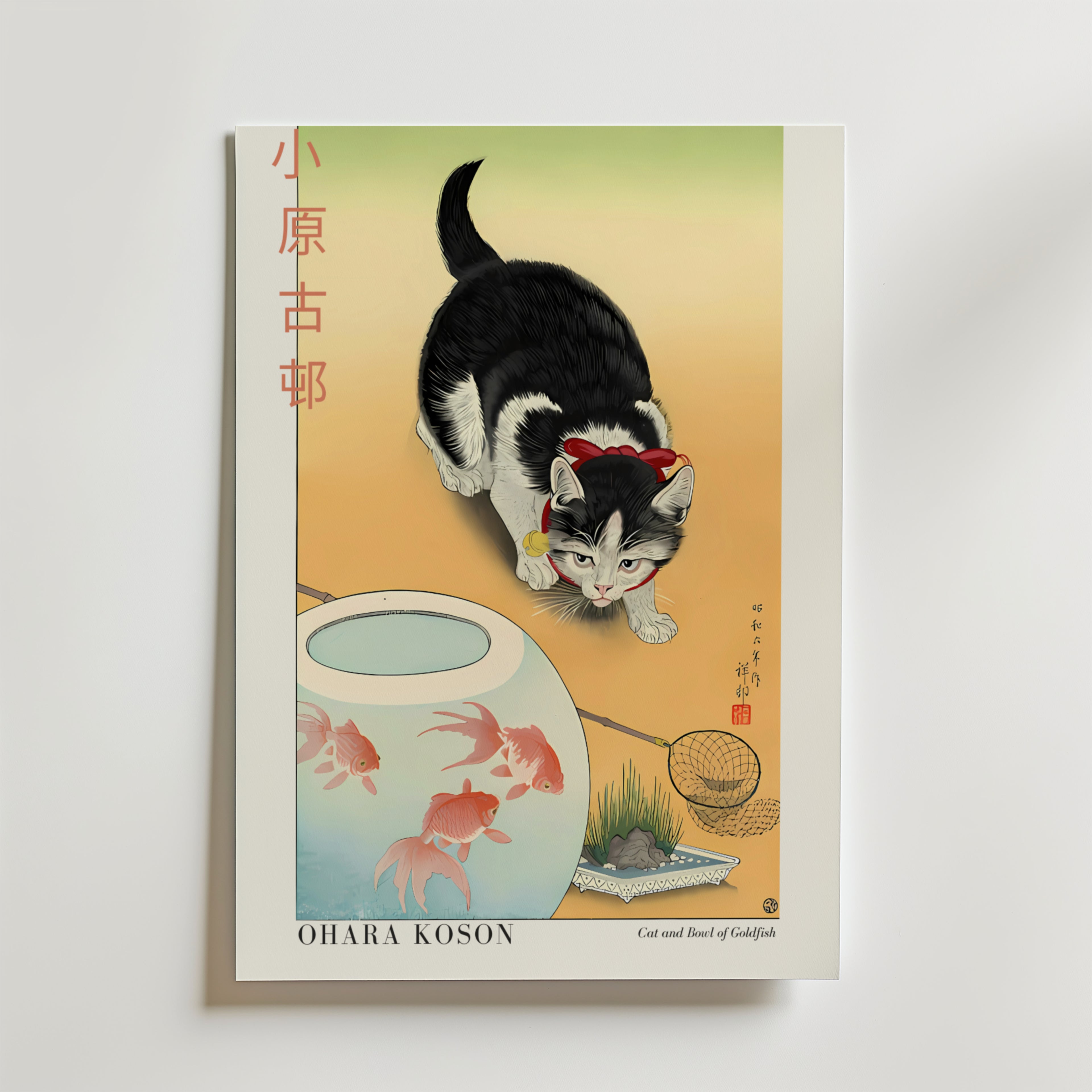 Affischen Cat and Bowl of Goldfish Ohara Koson Poster från Bozetto föreställer en svartvit katt med rött halsband som hukar bredvid ett runt akvarium med tre guldfiskar, japansk text till vänster och "OHARA KOSON" längst ner.