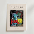 Picasso Colorful Love Embrace Poster från Bozetto har en kubistisk målning av två abstrakta, färgglada figurer som omfamnar varandra. Varumärket Bozetto visas ovan, med Artwork Collection nedan på en vit bakgrund.