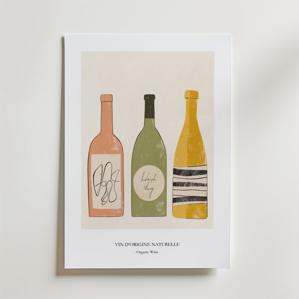 Choose The Wine Drink Poster" från Bozetto föreställer tre pastellfärgade vinflaskor på en ljus bakgrund, tryckt på FSC-certifierat premiumpapper med en lyxigt matt yta. Text: "VIN D'ORIGINE NATURELLE - Ekologiskt Vin -".