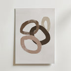 Muted Circles Poster by Bozetto: Abstrakt konsttryck med fyra överlappande ovaler i brunt och beige på vitt, tryckt på FSC-certifierat premiumpapper med en lyxig matt finish för en modern, strukturerad look.