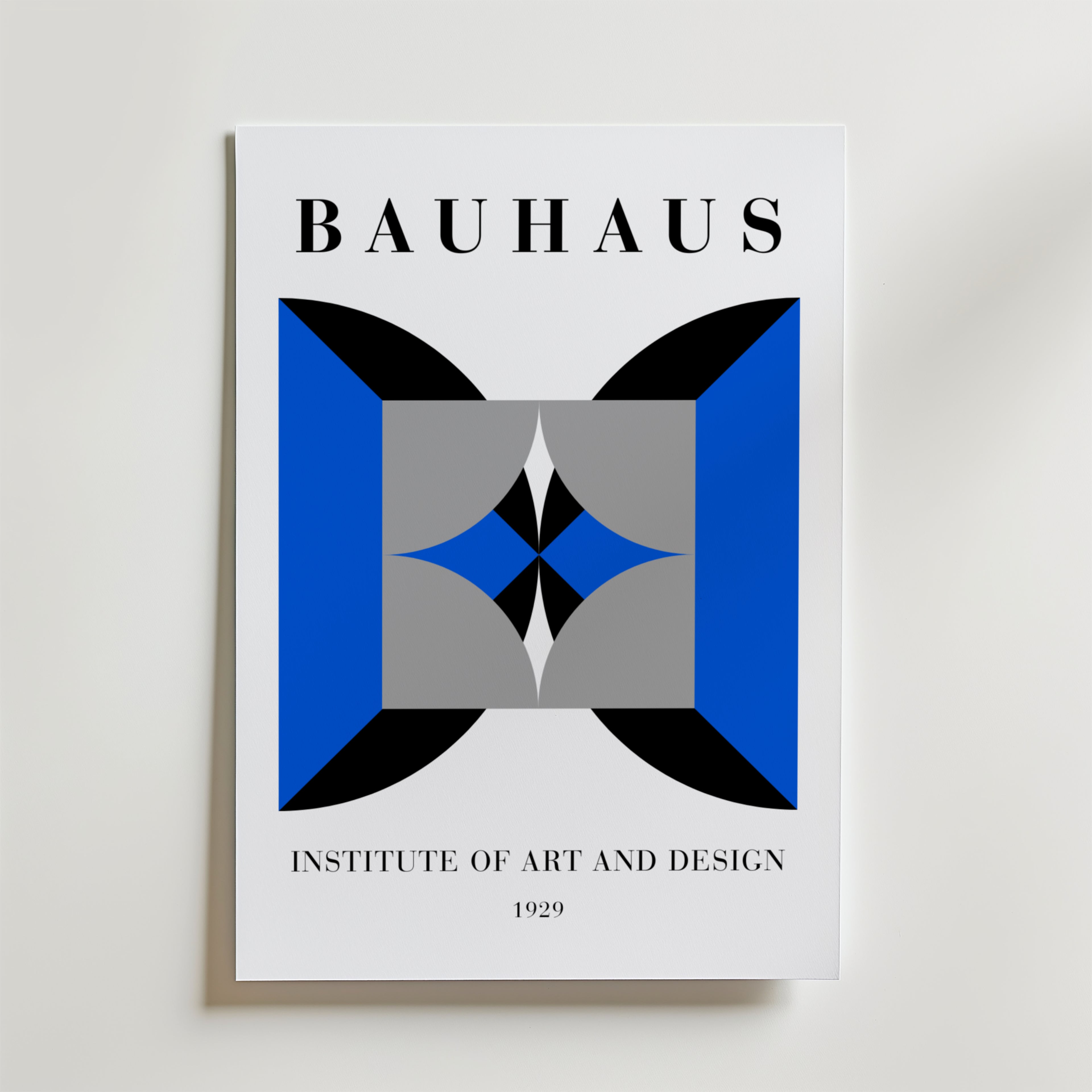 Bozetto Bauhaus Symmetrical Design Poster har geometriska former i svart, blått, grått och vitt på premiumpapper. "BAUHAUS" står överst och "INSTITUTE OF ART AND DESIGN 1929" under - en effektfull konstposter.