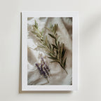 Bozetto Linen & Leaves Poster föreställer olivkvistar och lavendel på ett texturerat tyg med en lyxigt matt yta som ger en elegant och lugn look.