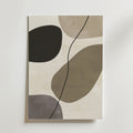 Bozetto Organic Flow Poster har stora organiska former i beige, taupe, brunt och svart med en tunn böjd linje, tryckt på FSC-certifierat premiumpapper med lyxigt matt yta och placerad på en vit vägg.