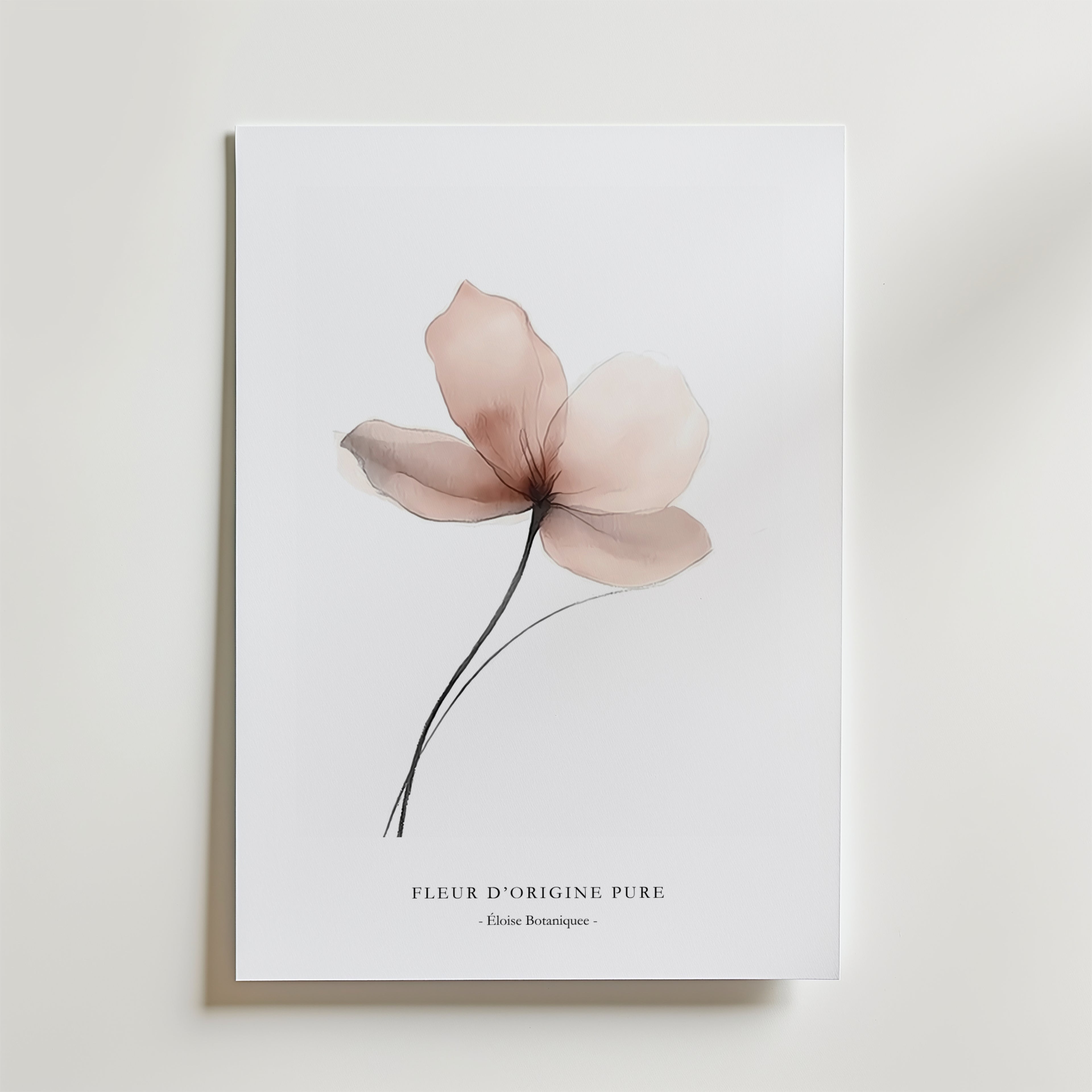 Fleur D'origine Pure Poster är ett minimalistiskt konsttryck från Bozetto med en delikat rosa blomma i akvarellstil och eleganta stjälkar. Nedanför adderar stilren text charm - ett elegant tillägg till alla utrymmen.