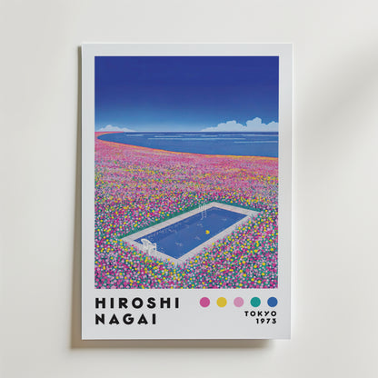Bozetto Hiroshi Nagai Pool of Flowers Poster visar ett drömskt konstverk av en tom pool bland livfulla blommor under en blå himmel. "Hiroshi Nagai, Tokyo 1973" är tryckt ovanför färgade cirklar.