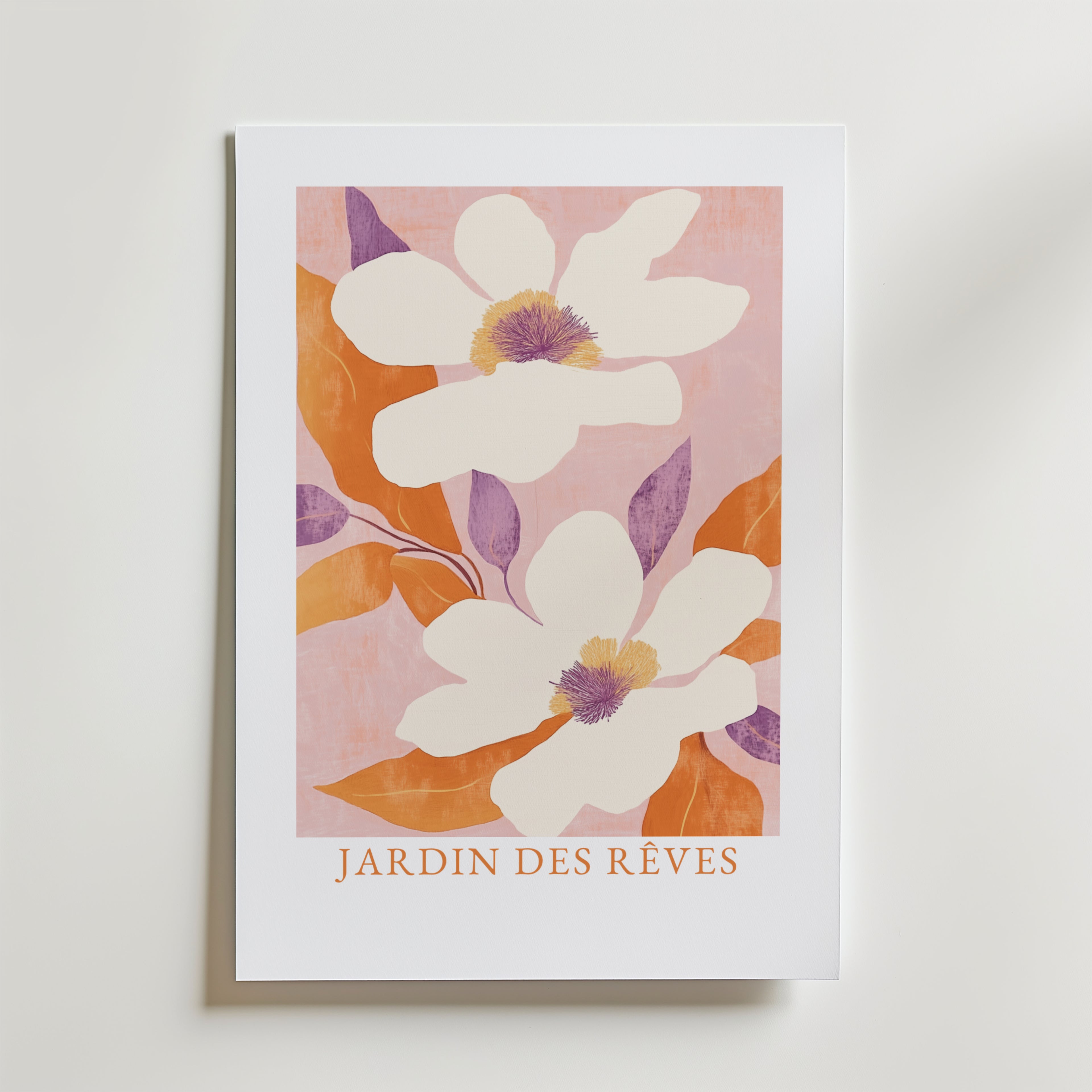 Bozetto Jardin Des Reves Poster visar två stora vita blommor med orange blad och lila detaljer på en mjuk rosa bakgrund, avslutat med fet orange text. Tryckt på premiumpapper för hög kvalitet.
