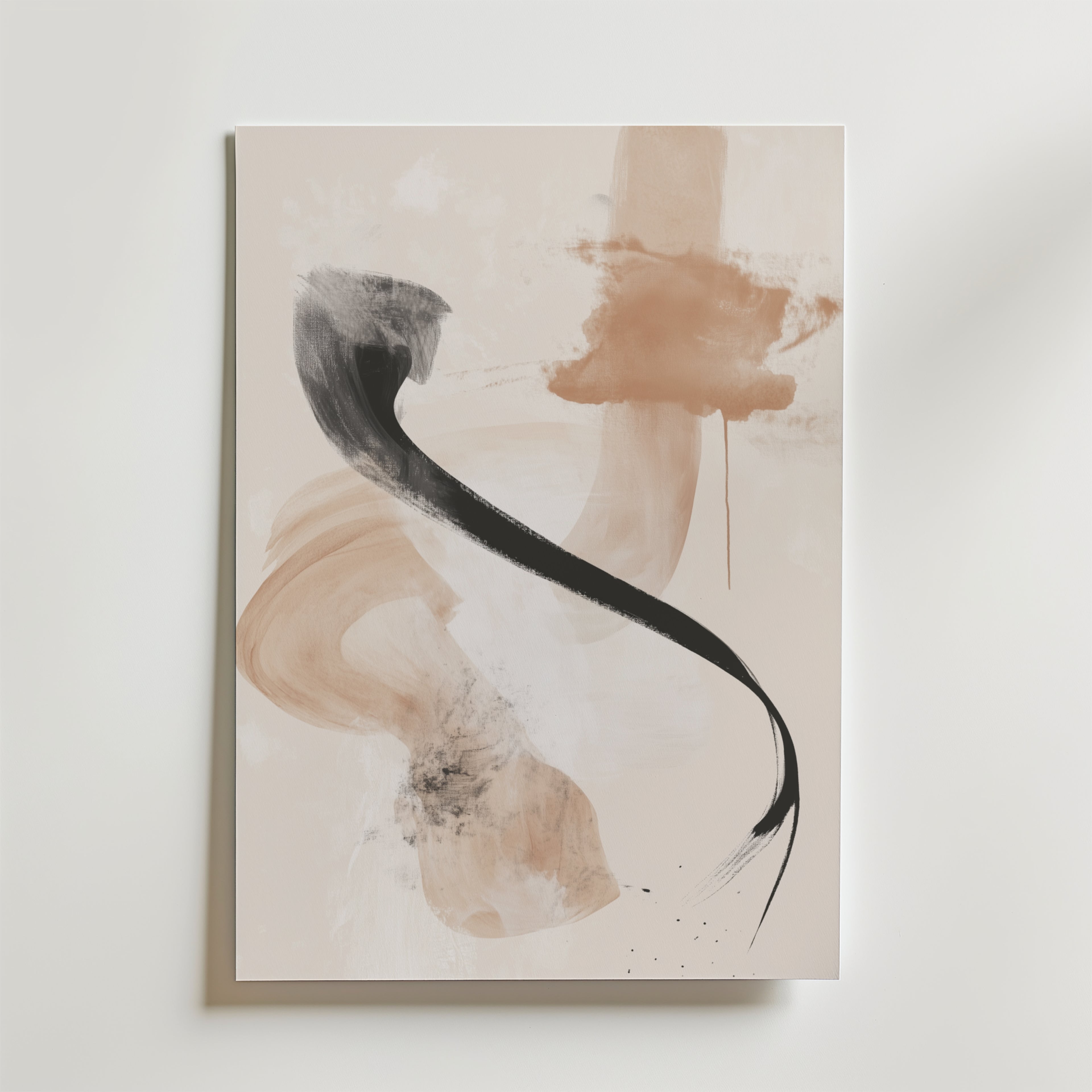 Bozetto Kinetic Brush Poster har minimalistisk abstrakt konst på premiumpapper, med mjuka beige och bruna penseldrag och en djärv svart kurva mot en skarp vit bakgrund.