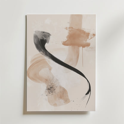 Bozetto Kinetic Brush Poster har minimalistisk abstrakt konst på premiumpapper, med mjuka beige och bruna penseldrag och en djärv svart kurva mot en skarp vit bakgrund.