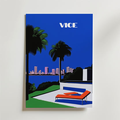 Bozetto Miami Vice Hiroshi Poster visar palmer, en lounge vid poolen och en stadssiluett i solnedgången med "VICE" i feta vita bokstäver på en djupblå himmel, tryckt på FSC-certifierat premiumpapper för en högkvalitativ finish.