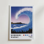 Bozetto Hiroshi Nagai Diamond Wave Poster föreställer en stiliserad blå våg som ringlar sig mot stranden, uppbackad av en stadsbild och berg, med "Hiroshi Nagai" och "Tokyo 1973" under i en nostalgisk design.