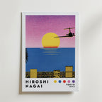 Bozetto Hiroshi Nagai Sunset Departure Poster visar en stiliserad solnedgång över havet, ett flygplan ovanför och stadsbyggnader nedanför. "Hiroshi Nagai, Tokyo 1973" står det skrivet med fyra färgade cirklar under.
