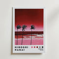 Bozetto Hiroshi Nagai Crimson Coast Poster visar höga palmer, en rödrosa havssolnedgång, stiliserade vågor och fem färgade cirklar. Texten "HIROSHI NAGAI, TOKYO 1973" framhäver detta livfulla, tropiskt inspirerade konstverk.